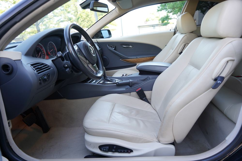Gereinigtes Cockpit mit hellem Lederinterieur